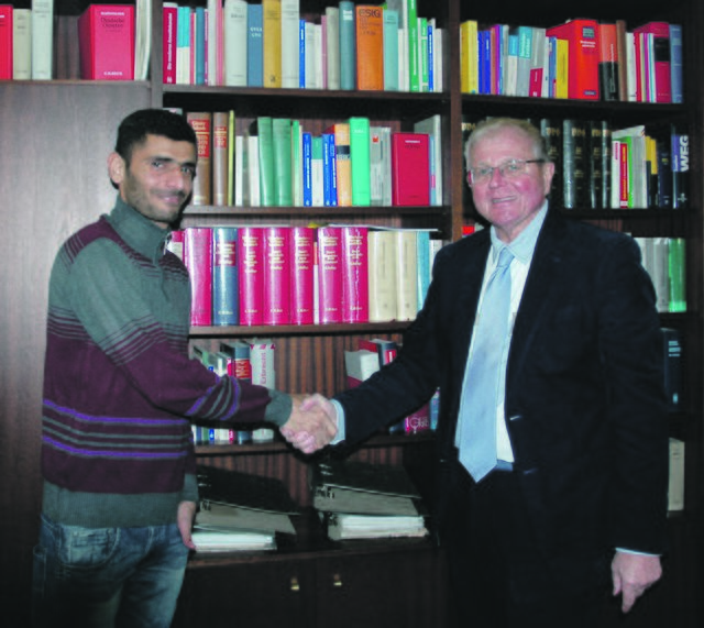 Amjad Ali Baluch (l.) und Rechtsanwalt Gerrit Rethage (r.) versuchen nun gemeinsam eine Lösung für die Extremsituation des Flüchtlings zu finden.