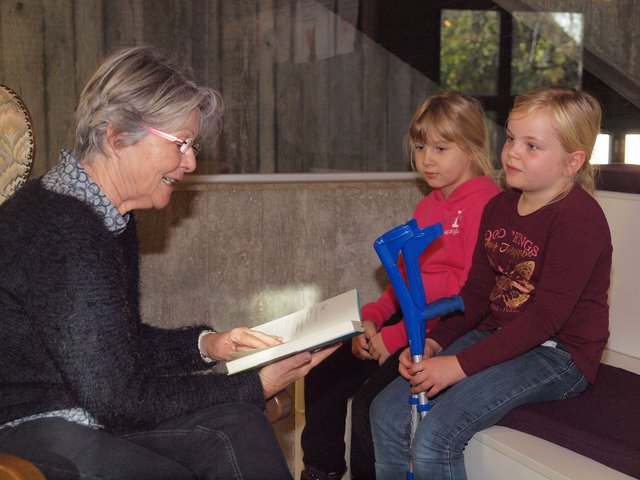 Ursula Schreiber fesselt die Kinder mit der Geschichte von der Apfelhexe.