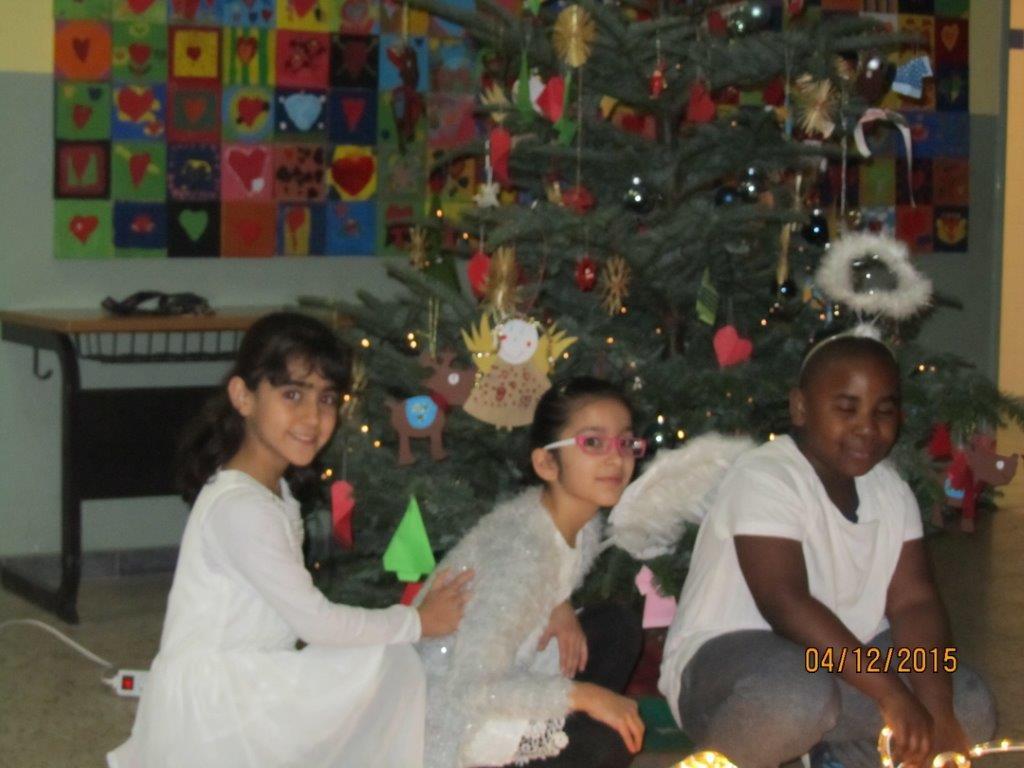 Vor dem ersten Besuch im Grillo-Theater machten sich die drei Flüchtlingskinder Kirti (aus Afghanistan), Nihad (Irak) und Kelvin (Nigeria) so richtig fein - vorher in der Bodelschwingschule. Fotos: privat