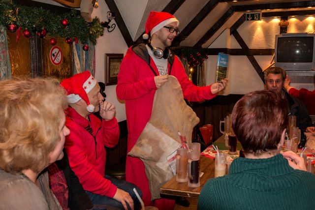 Santa Dettmer und Santa Vitte hatten Geschenke mitgebracht.