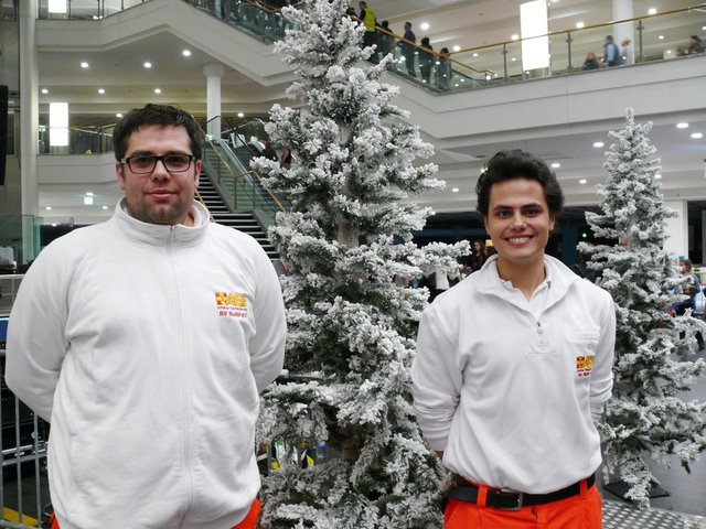 Auch kurz vor den Weihnachtstagen noch im Einsatz: Sebastian Rüther (links) und Jan-Hendrik Blanke vom ASB Ruhr.