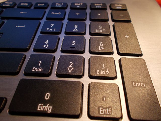 Nummernblock in Windows 10 dauerhaft aktivieren.