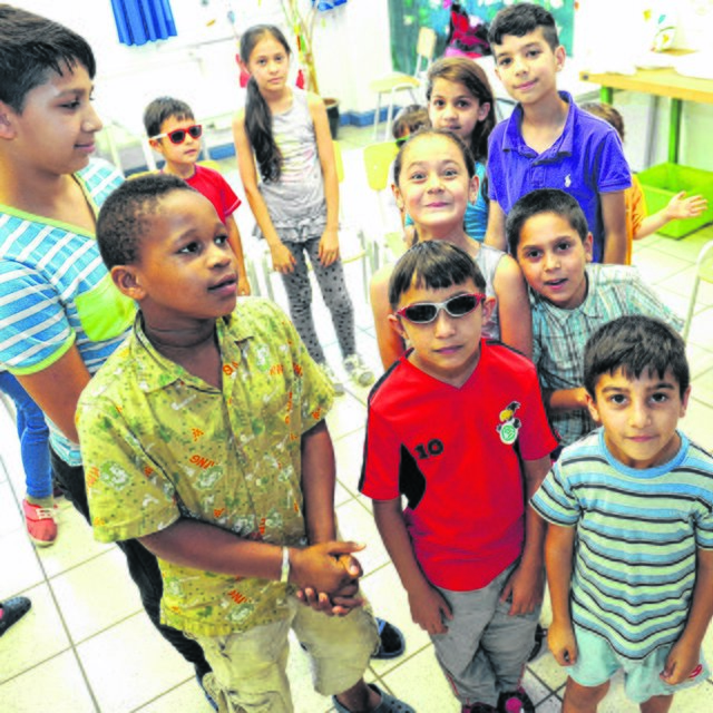 Mit Musik besser in Essen und der Tiegelschule im Nordviertel angekommen sind Asylbewerber im Rahmen eines Musikprojekts des Runden Tisch. Einmal pro Woche gibt‘s Musik- und Gesangsunterricht für die Kids. Schöne Aktion! Archivfoto: Gohl