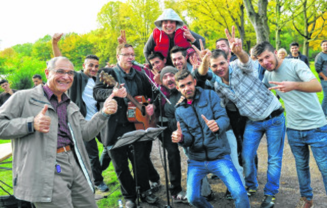 Eine Party im Nordpark feierten Anwohner und Flüchtlinge aus dem Zeltdorf Altenbergshof sowie der Behelfseinrichtung Tiegelschule. Es wurde gemeinsam getanzt, gesungen und sogar Boule gespielt. In Zukunft soll es feste Angebote geben. Archivfoto: Gohl