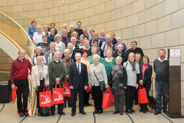 Die 40 Gewinner gemeinsam mit Markus Töns auf der Treppe in der Eingangshalle des Landtags NRW.