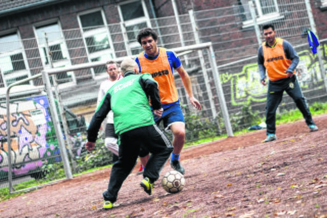 Kicken für Flüchtlinge aus der Kapitelwiese stand im Oktober im Kinder- und Jugendtreff Stoppenberg auf dem Programm. Die Einrichtung der Jugendhilfe Essen lud zu Fest und Fußballspektakel ein: „Wir wollten ein Zeichen für Freundschaft, Völkerverständigung und Begegnung setzen“, erläutert Jugendhilfe Essen-Sozialarbeiter Marc Habermann. Archivfoto: Müller/JHE