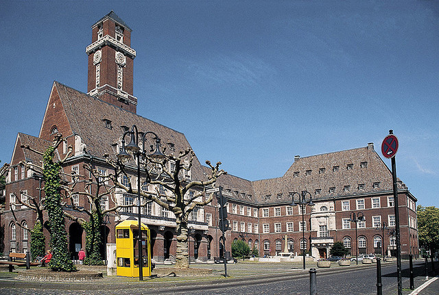 Sapountzoglou sitzt für die AFD im Rat der Stadt Bottrop. In den Sitzungen des Rates, der im Rathaus tagt, wollte er aber nicht zu seinen Veröffentlichungen Stellung nehmen.