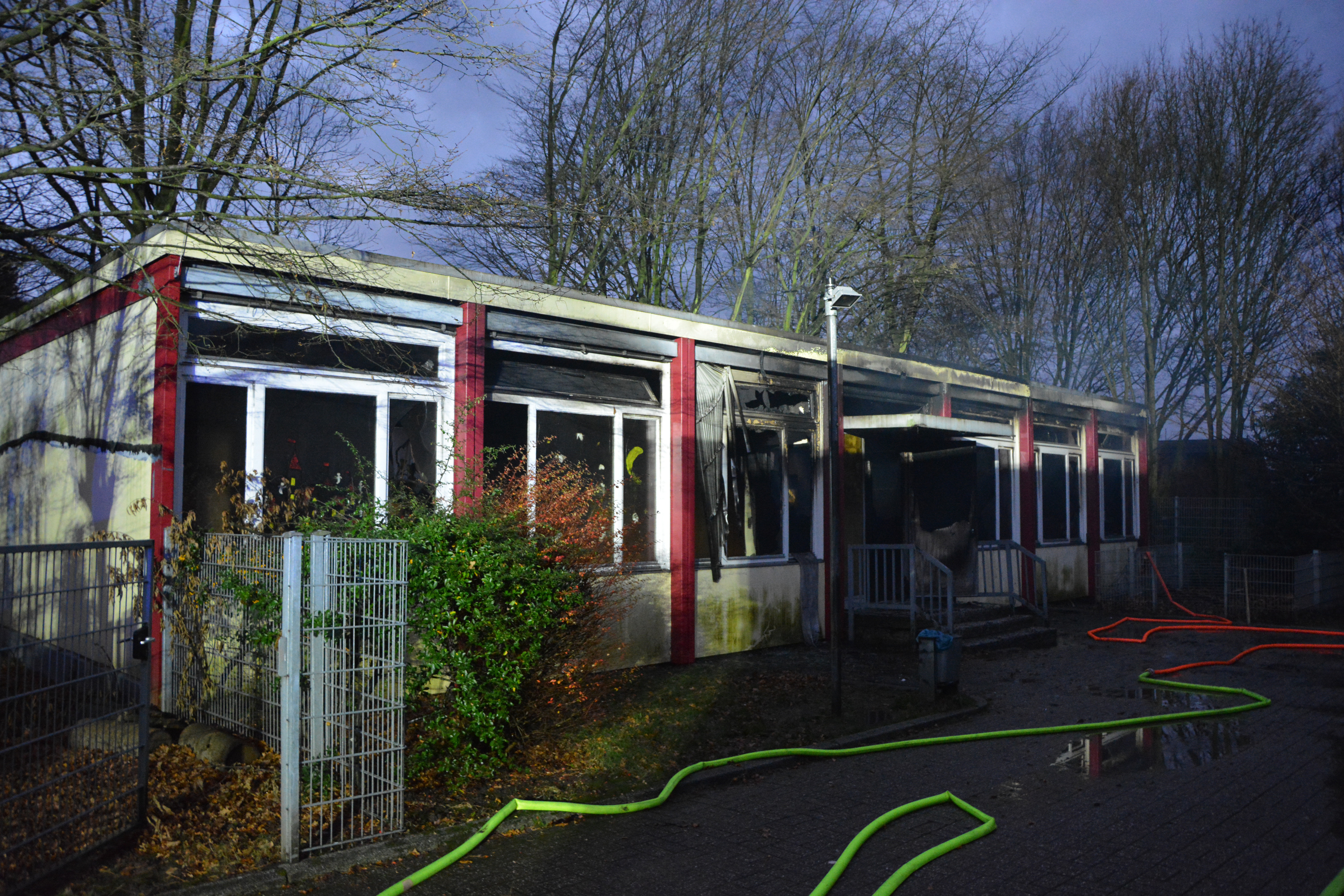Bilder vom ausgebrannten Pavillon der Gemeinschaftsgrundschule an der Heinrichstraße und den Löscharbeiten der Feuerwehr Mülheim.