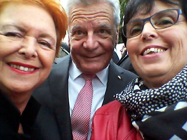 Bundespräsident Joachim Gauck, umrahmt von Anne Althoff und Gudrun Gabriel (rechts).