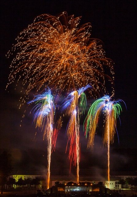 Das Feuerwerk beim Winterleuchten ein beeindruckendes Lichtspektakel am Himmel zu werden.
