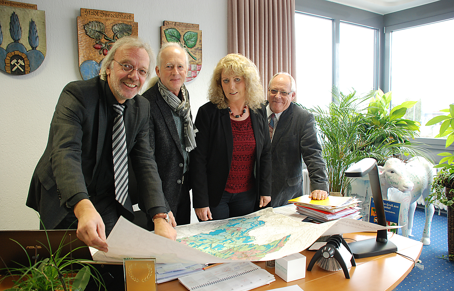 Sind mit der Entwicklung in 2015 zufrieden v.l.: Beigeordneter Bernd Woldt, Bürgermeister Ulli Winkelmann, Ingrid Döbbelin und Detlef Merken von der Sprockhöveler Wirtschaftsförderung Foto: Pielorz