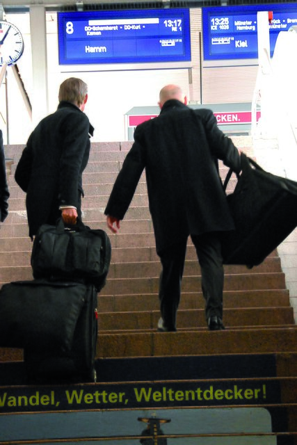 Noch immer müssen Reisende um zu einigen Gleisen zu gelangen, Koffer und Kinderwagen die Treppen hochwuchten.