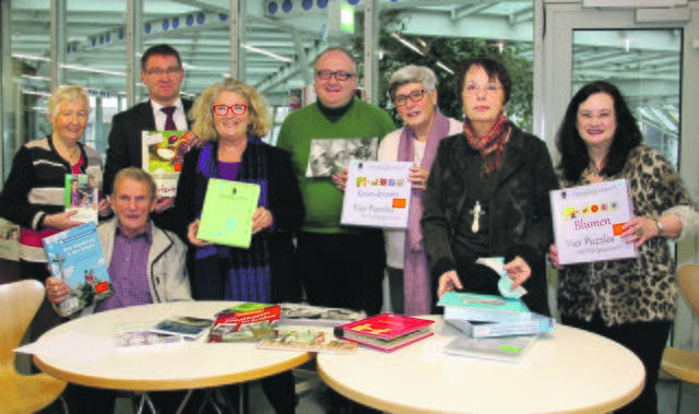 Dagmar Pielmann, Gerd Rohrbach, Andreas Spiekermann, Ruth Heine, Michael Otta, Elisabeth Linkmann, Reinildis Hartmann und Marie Luise Karla (v.l) sind begeistert von dem neuen Übungsmaterial für Demenzkranke.