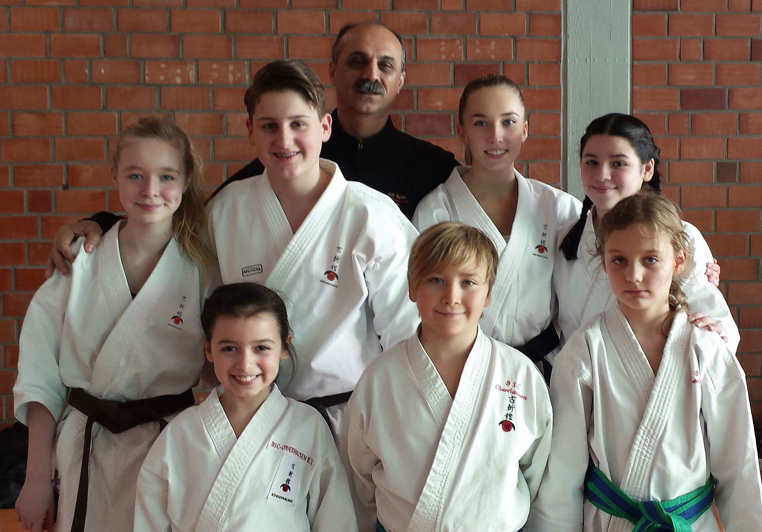 Foto vl. Reihe hinten: Hannah Beutling, Ramon Arias, Haydar Aksünger, Celina Feemer, Tuana Kestane Reihe vorne: Talia Kestane, Max Minter, Elisa Spiering