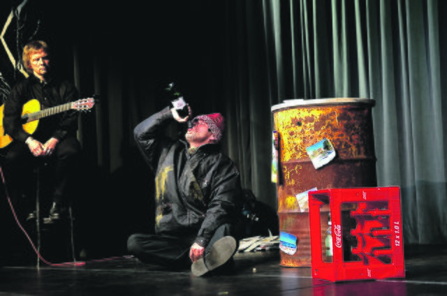 Schauspieler Markus Kiefer singt und spielt Ausschnitte aus „Alles dreht sich“ und hängt dazu natürlich nur auf der Bühne an der Flasche. Foto: Kurt Gritzan