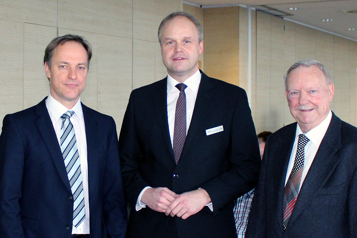 Prof. Dr. med. Rüdiger Hilker-Roggendorf, Franz-Josef Griese (stellv. Leiter der Volksbank Unna) und Dr. Hans Wille