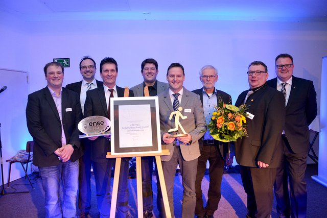 Die Jury entschied sich für die Firma "Inotec" als neuer Preisträger für den Initiativpreis des Initiativkreises Ense. Hier mit den Vorjahrespreisträgern von der Tischlerei Stamen.