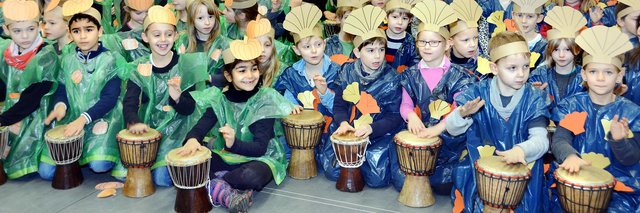Eine Premiere in Asseln: Die Projektwoche „Trommelzauber in Afrika“ hat die 217 Hellweg-Grundschüler fünf Tage lang nicht nur musikalisch mit einer fremden Kultur vertraut gemacht. Bei zwei Aufführungen in der Turnhalle präsentierten die Kids Eltern und Verwandten ihr neu erworbenes Können.