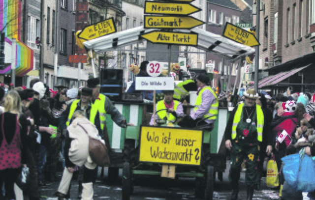 Die Wagenwachen (mit den gelben Westen) müssen dem Ordnungsamt nun namentlich vorliegen. Archivfoto: WachterStorm