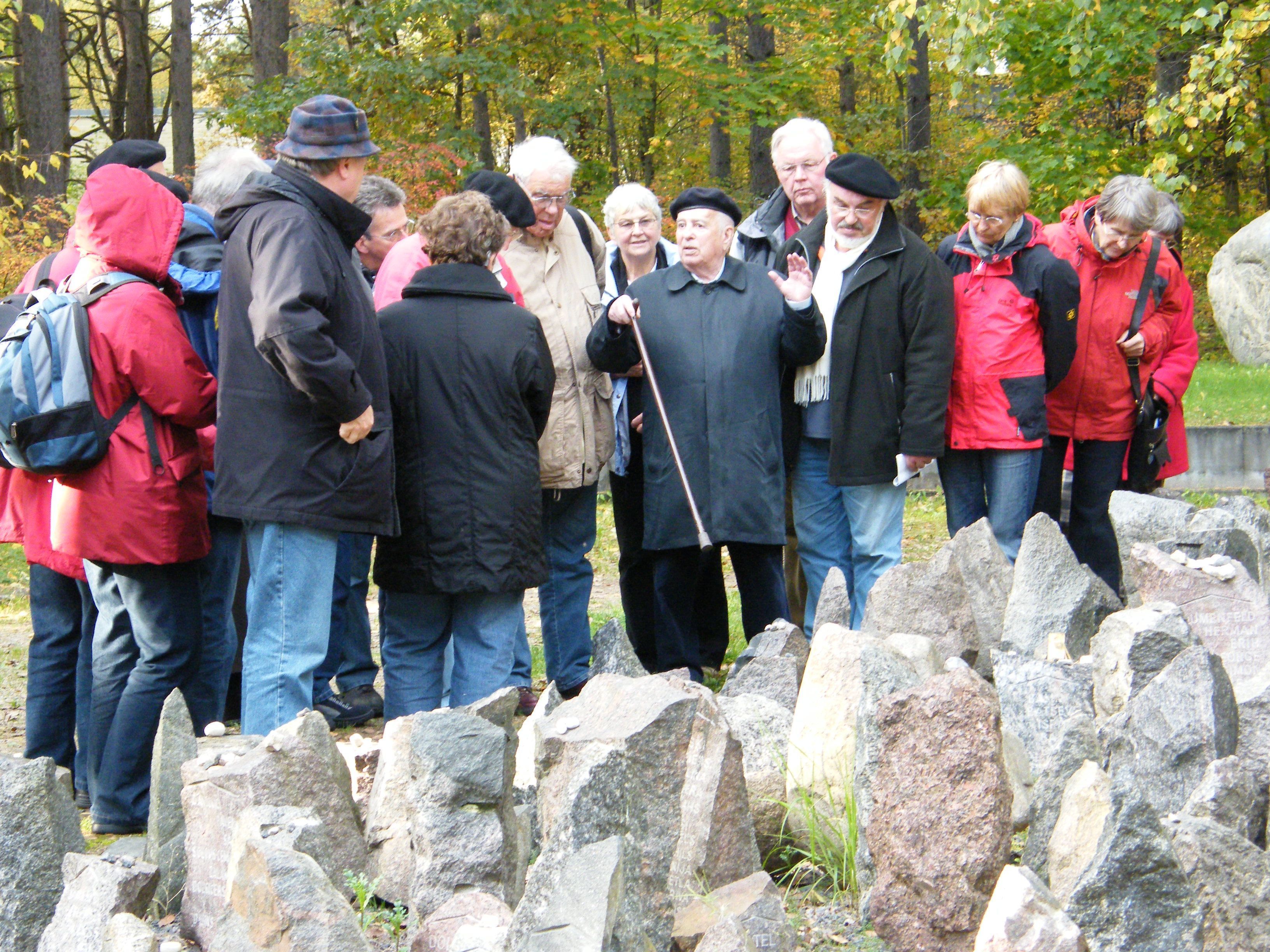 Alexander Bergmann (Mitte) 2008 mit Recklinghäuser Teilnehmern einer Pax-Christi-Gruppe aus dem Vest und dem Münsterland an der Gedenkstätte der Massenerschießungen im Wald von Rumbula bei Riga. Foto: Jürgen Pohl