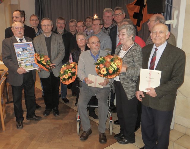 Der scheidende Vorsitzende Herbert Pielucha mit dem neu gewählten Vorstand und den Jubilaren.