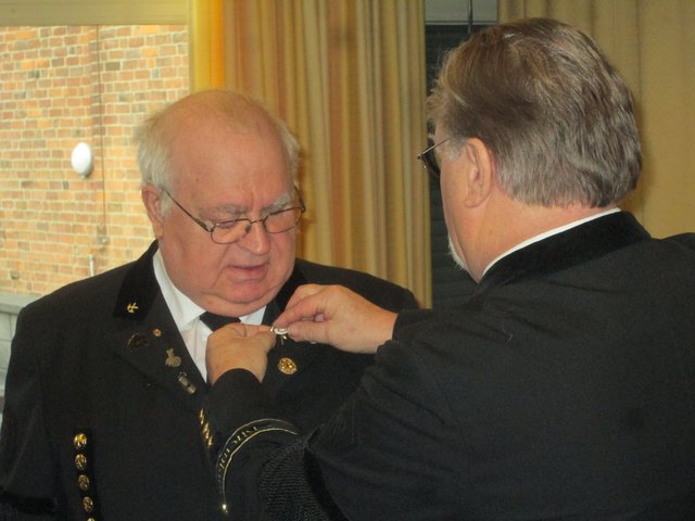 Erwin Dietrich vom Chorband NRW e.V. ehrt Hans-Joachim Stefaniak für 40 Jahre Chorgesang