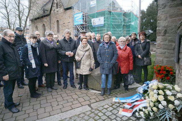 An der Ehrentafel für die ermordeten Brackeler Bürger an der Kommende-Mauer am Hellweg legten die Vertreter der Bezirksvertretung Brackel und der diversen mitveranstaltenden Gruppen und Gemeinden etc. anlässlich des Holocaust-Gedenktages am 27. Januar Kränze im Gedenken an die Nazi-Opfer nieder. | Foto: Günther Schmitz