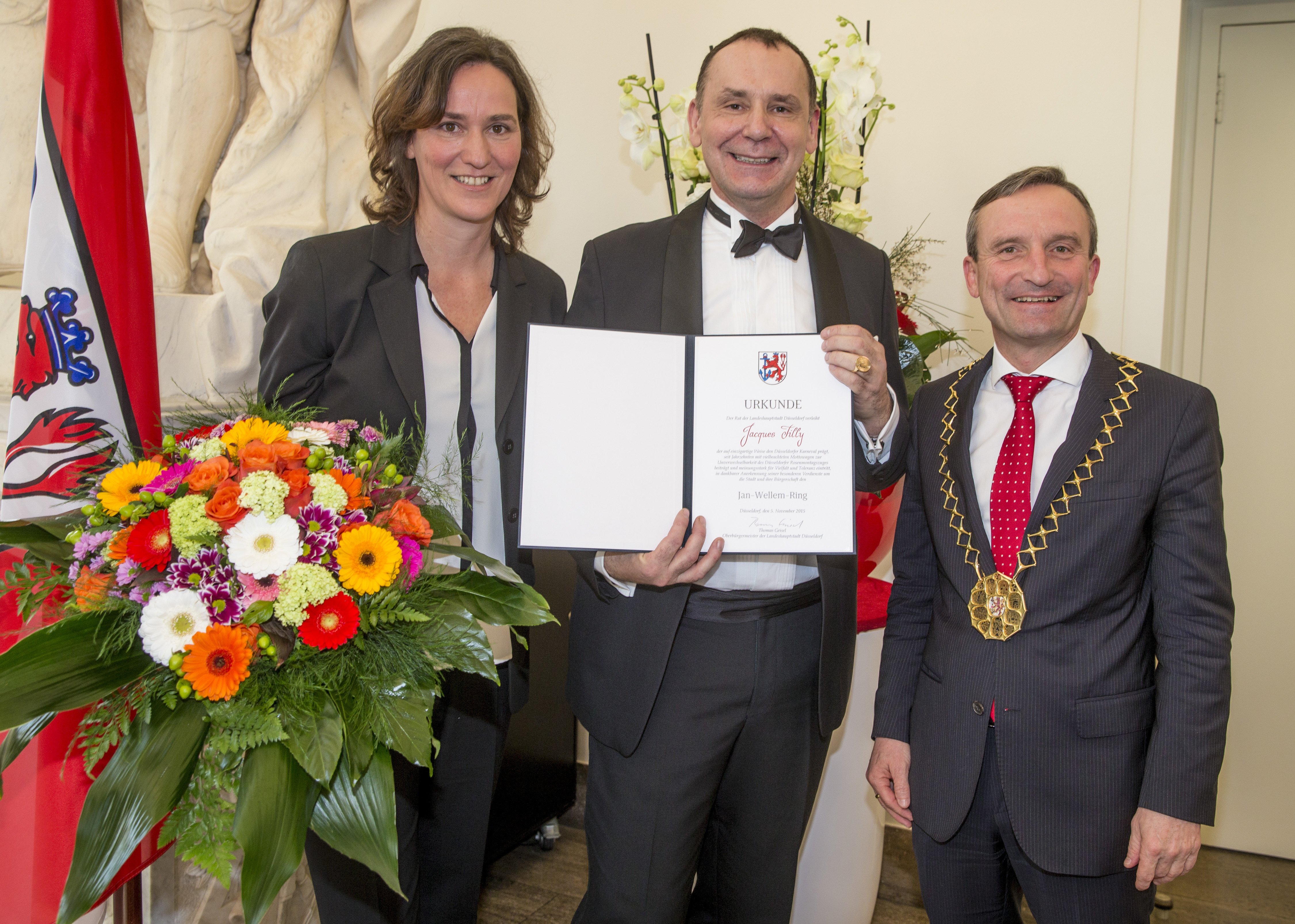 Oberbürgermeister Thomas Geisel gemeinsam mit Jacques Tilly und Tillys Lebensgefährtin Ricarda Hinz.