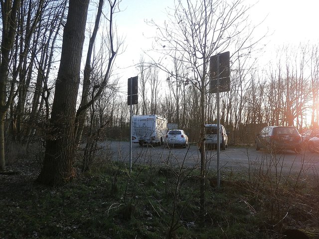Wohnmobil plötzlich umgeparkt, sehr nah an meiner Fahrertür, so dass mir nicht viel Platz zum Einsteigen bleibt.