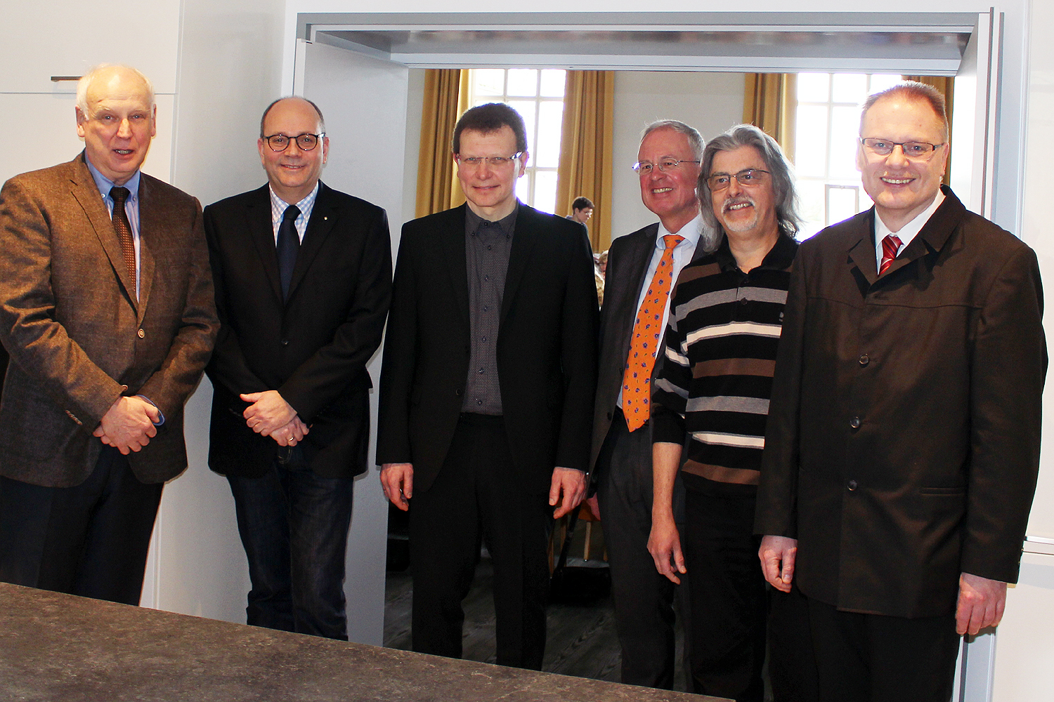 Baukirchmeister Paul Dircks, Vorstand der Sparkasse UnnaKamen Bernd Wenge, Pfarrer Jürgen Eckelsbach, Presbyter Peter Hiddemann, Finanzkirchmeister Karl-Heinz Zolper und Pfarrer Detlef Main