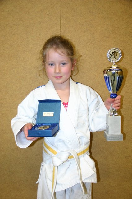 Danielle Massat mit pokal und Plakette