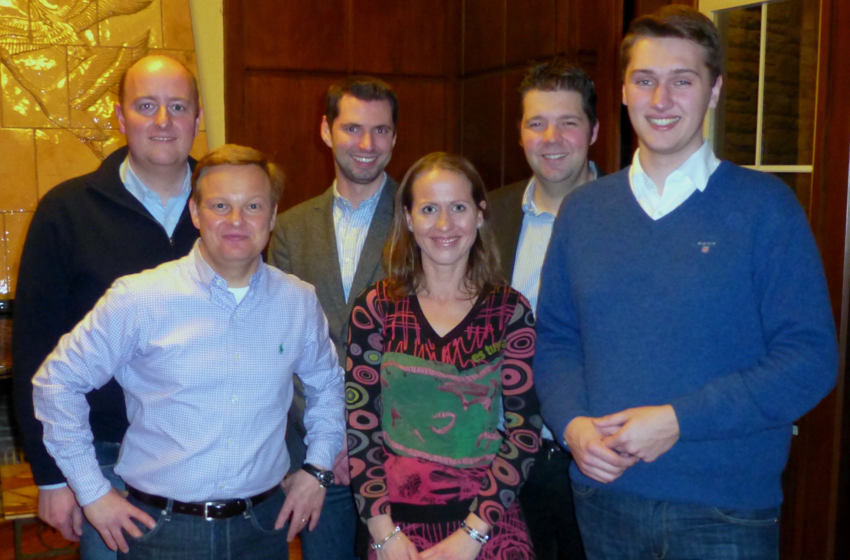 Bundestagsabgeordneter Matthias Hauer, Ratsherr Dirk Kalweit, Ratsherr Fabian Schrumpf, Tanja Sager, Florian Käufer und der JU-Vorsitzende Nils Sotmann begrüßten 60 Bürgerinnen und Bürger zur Flugsimulationsbesichtigung in Kupferdreh/Dilldorf.