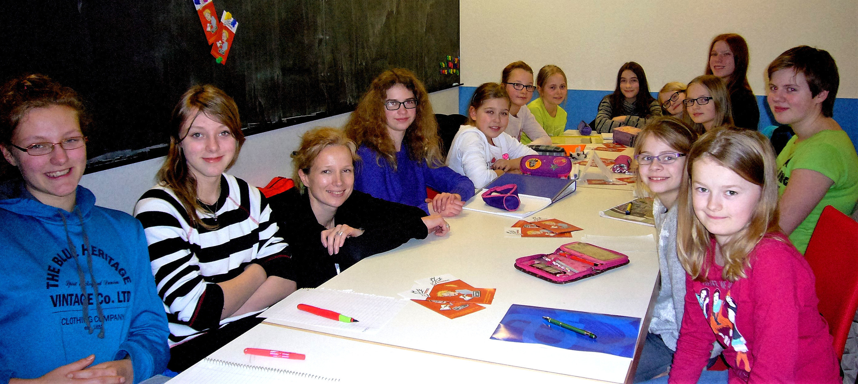 Pia Helfferich (Dritte v.l.) freut sich über die große Motivation der Mädchen, die an der Schreibwerkstatt teilnehmen. Foto: Pielorz