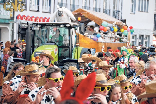 Jubel, Trubel, Heiterkeit: Beim Blutwurstsonntagszug ist nicht nur ganz Xanten auf den Beinen, um närrisch zu feiern.