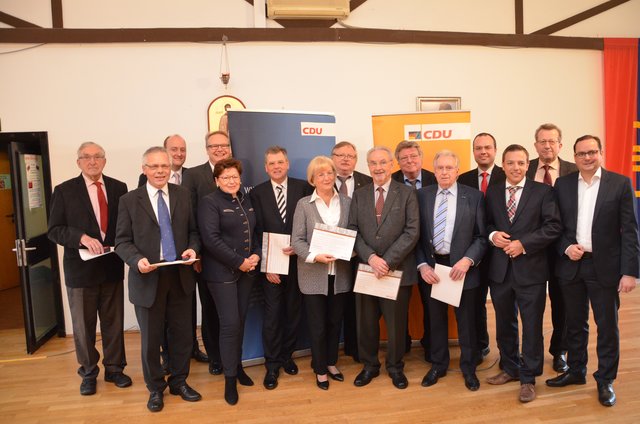 Gruppenfoto mit den Jubilaren, v.l.n.r.: Raimund Burauen (40 Jahre), Friedhelm Kölsch (25 Jahre), Parteivorsitzender Matthias Hauer MdB, Michael Neuhaus, Jutta Eckenbach MdB, Egon Galinnis (25 Jahre), Gisela Juschka (40 Jahre), Siegfried Brandenburg, Günter Vogt (50 Jahre), Franz-Josef Hinsken (40 Jahre), Helmut Wagemann (40 Jahre), Thorsten Schoch, Florian Fuchs, Willi Maas und OB Thomas Kufen