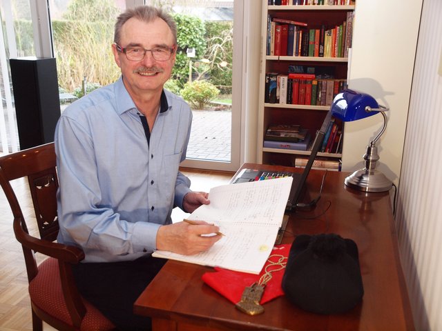 Heinz Roters beim Ausarbeiten seiner Büttenrede.
