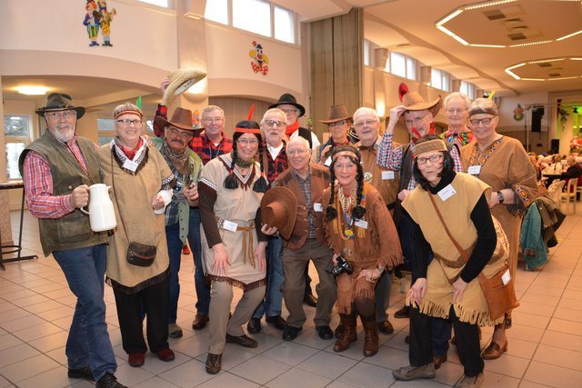 Meine Herren (und Damen): Der Seniorenbeirat der Stadt Arnsberg präsentierte sich beim Karneval der Generationen als Cowboys und Indianer... und als gute Helfer im Saal obendrein! Fotos: Albrecht