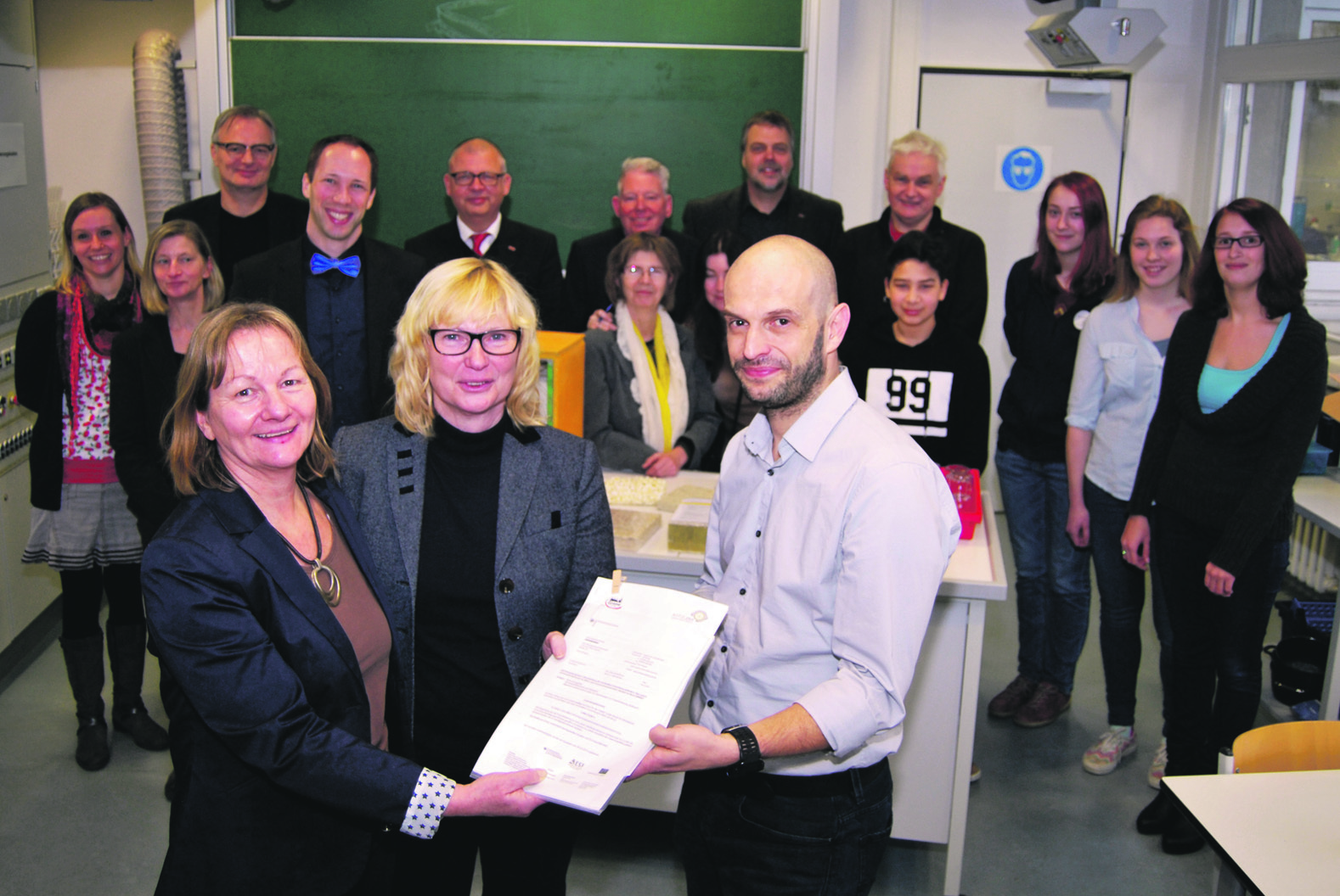 Marco Bülow(r.), MdB und Mitglied im Ausschuss des Bundesministeriums für Umwelt, Naturschutz,
Bau und Reaktorsicherheit (BMUB), bei der Übergabe der Projektunterlagen.