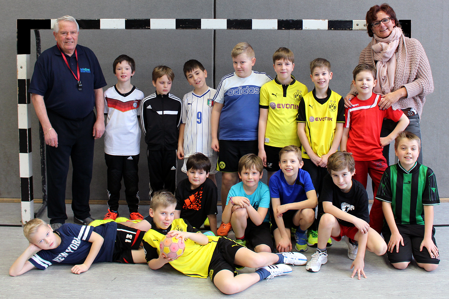 Die Handball-AG der Sonnenschule mit Horst Luike und Sportlehrerin Grit Heine