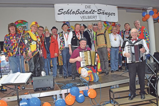 Die Schloßstadtsänger animierten die Narren im gut besuchten TSZ-Heim mit kölscher Karnevalsmusik zum tanzen und feiern.