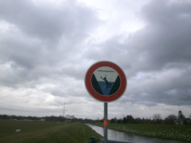 Hinweisschild an der Emscher, Richtung DIN