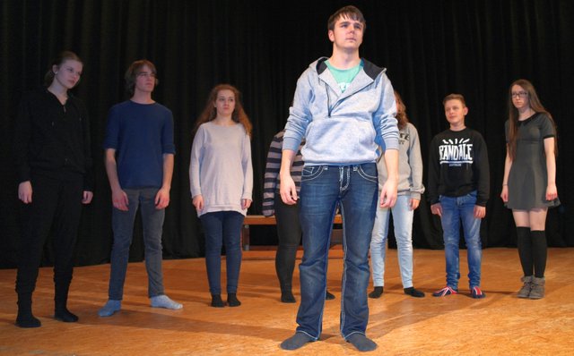 Gymnasium An Der Wolfskuhle Pinxtenweg Essen "Das Eine" Theatergruppe Gymnasium a. d. Wolfskuhle zeigt eigenes Stück