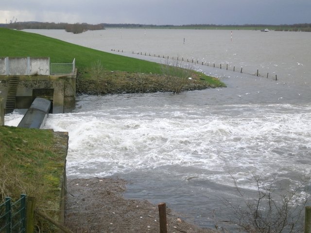 Andere Perspektive der Emschermündung in den Rhein