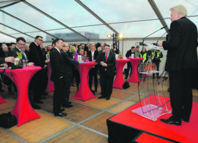 Prominenz aus Politik und Wirtschaft waren bei der Eröffnungsveranstaltung am Hafen zu Gast.