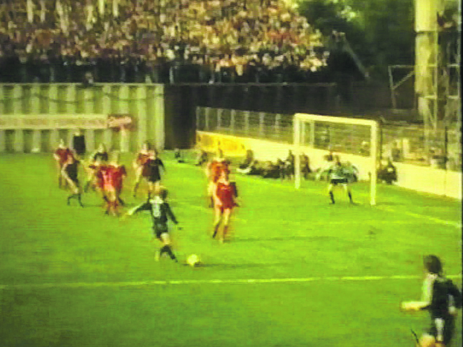 Michael Eggert flankt vor das Bayern-Tor.
Screenshot: Marc Keiterling