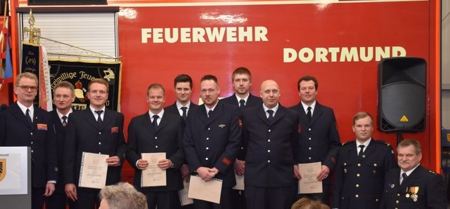 Die frisch beförderten Kameraden der Freiwilligen Feuerwehr Asseln - hier im Bild mit Löschzugleiter Kai Nicola (links) und den beiden Gästen aus Finnland (rechts).