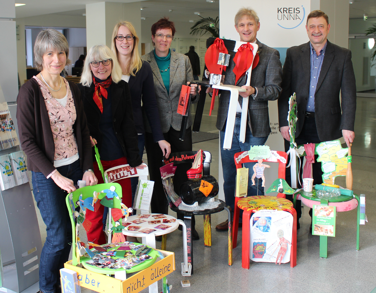 Das Team der Selbshilfegruppen Lisa Nießalla, Margret Voß, Thekla Pante, Sachgebietsleiterin Birgit Kollmann, Landrat Michael Makiolla und vom Fachbereich Gesundheit und Verbraucherschutz Josef Merfels