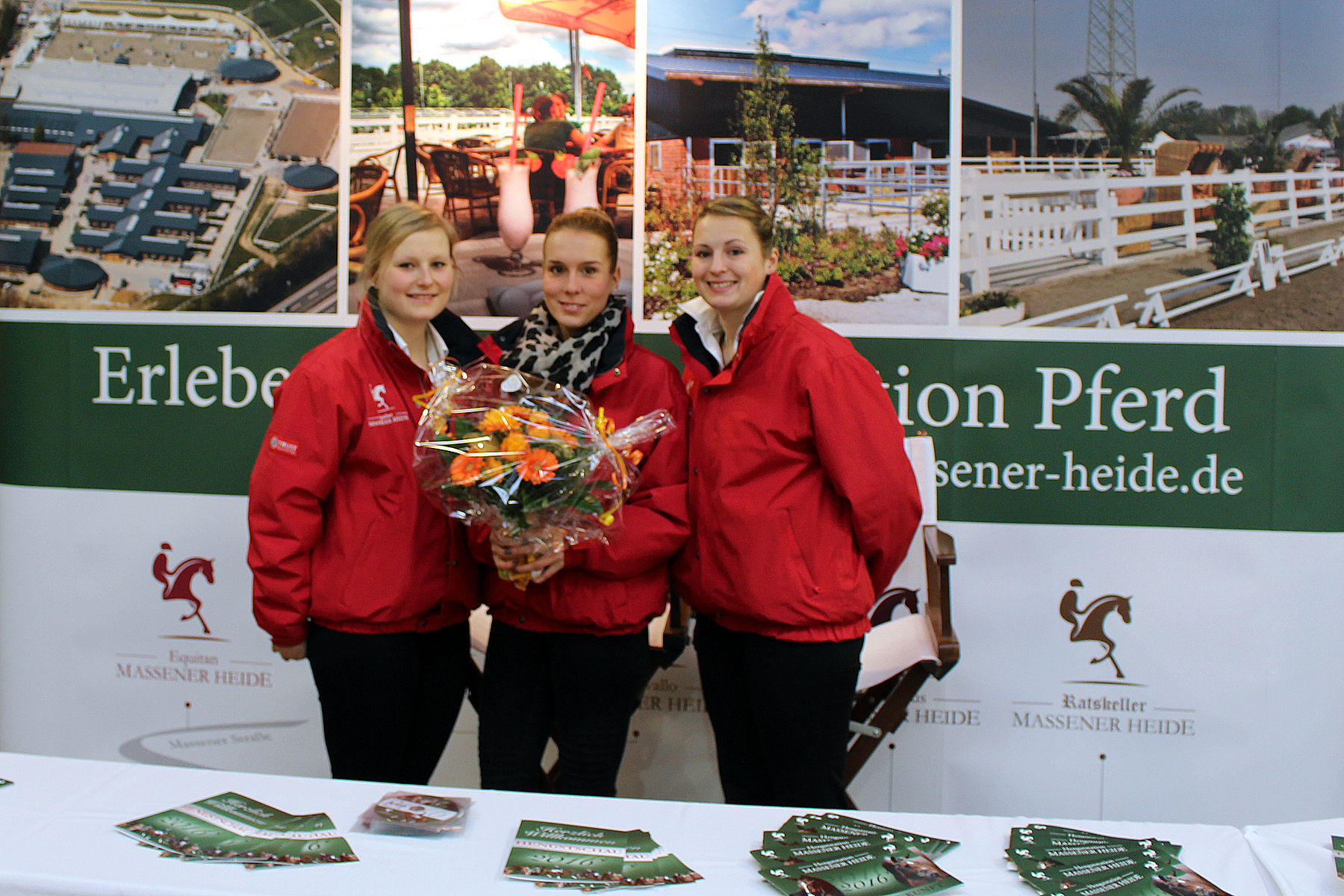 Sie freuen sich mit den Zuschauern auf den Beginn der Hengstschau - Jella Rehbein, Jennifer Liskamm, Lisa Westekemper - hier am Infostand