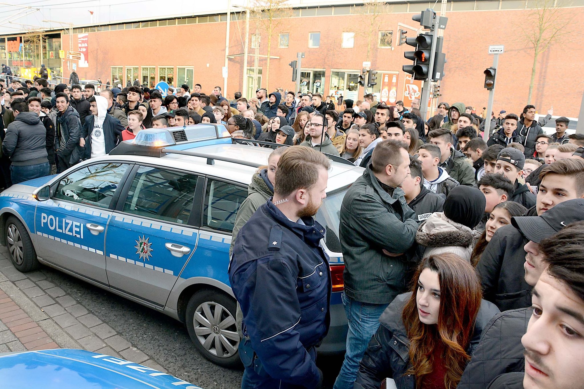 Massenandrang zur Autogrammstunde von Rapper Kurdo löst größeren ...