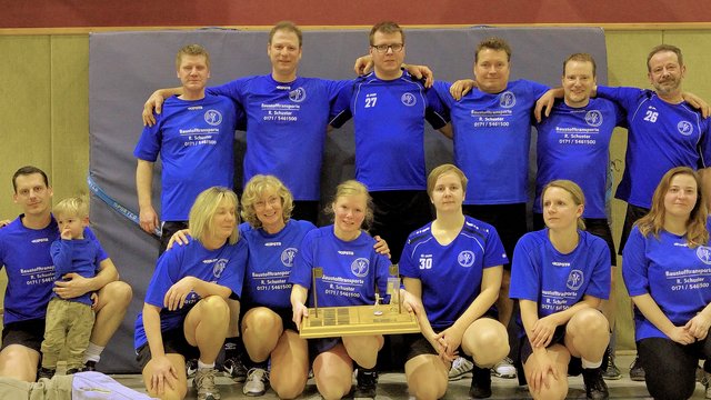 Die Hobbymannschaft des SKV ist erneut Meister: (hinten v.l.) Rüdiger Dülfer, Andreas Persching, Jörg Mehlmann, Heiko Kriwett, Torsten Ganglau, Ingo Feltes, Klaus Ehrlich, (vorne v.l.) Silvia Ganglau, , Gabi Göhlich, Alexandra Schneider, Ina Hartwig, Michaela Nölle, Christina Volk
